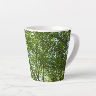 Taza De Café Latte El dosel de la primavera deja la naturaleza verde