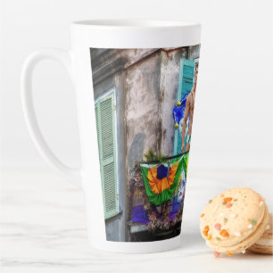 Taza De Café Latte El Mardi Gras de SlipperyJoe enmascara abalorios d