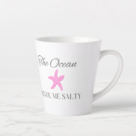 Taza De Café Latte El océano me hizo salada, tema de playa costera
