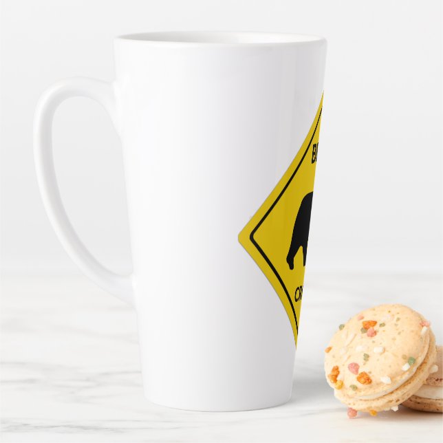 Taza De Café Latte El oso de SlipperyJoe cruzando la silueta del oso  (In situ)