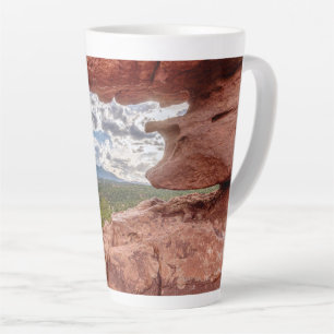 Taza De Café Latte El pico de los cerdos a través de un agujero de ro