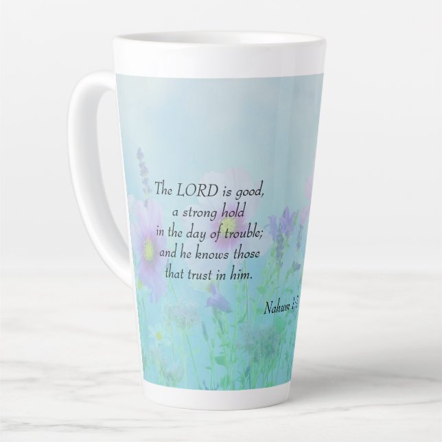 Taza De Café Latte El Señor Es Bueno - Nahum 1:7 (Ángulo izquierdo)