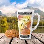 Taza De Café Latte Elegante 16.º 23 Aniversario Boda de Topaz<br><div class="desc">Celebrar el 16 o 23° aniversario del boda con esta taza conmemorativa de café con leche. Las elegantes letras en serif negras con confeti hexagonal sobre un fondo profundo de color rojo-amarillo-naranja bordeado por barras negras añaden un toque memorable a esta ocasión especial y (extraordinario) hito. Personalizar con los nombres...</div>