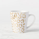 Taza De Café Latte Elegante animal de leopardo blanco de oro<br><div class="desc">Este elegante animal de moda es perfecto para la moderna moda y elegante. Tiene un patrón de leopardo de Relieve metalizado de oro falso dibujado a mano encima de un simple fondo blanco. Que se puede cambiar haciendo clic en las opciones del personalizar. Es un diseño lujoso y elegante de...</div>