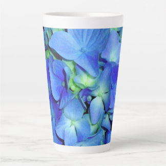 Taza De Café Latte Elegante azul floral rosas azul hortensias azules