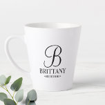 Taza De Café Latte Elegante Compañía de Brigadas Personalizada en Bla<br><div class="desc">Elegante regalo de dama de honor en blanco y negro personalizado con monograma personalizado en elegante estilo de letra de guión con el nombre de la dama de honor y el título en estilo clásico de tipo de letra serif. También perfecto para la empleada de honor, la niña flor, la...</div>