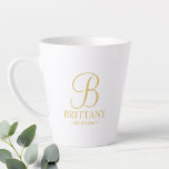 Taza De Café Latte Elegante dama de honor personalizada<br><div class="desc">Elegante regalo de dama de honor personalizado con monograma personalizado en elegante estilo de letra de guión con el nombre y título de la dama de honor en estilo clásico de letra serif. También perfecto para la empleada de honor, la niña flor, la madre de la novia y más. Nota:...</div>