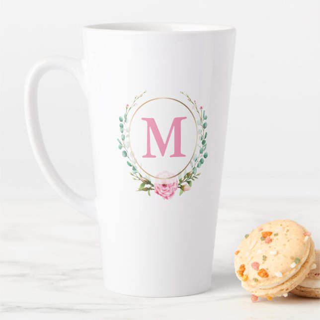 Taza De Café Latte Elegante floral con monograma rosa y Rosa (In situ)
