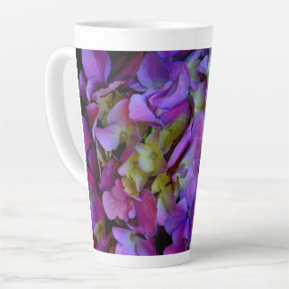 Taza De Café Latte Elegante hidráneas florales de color púrpura rosa