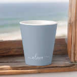 Taza De Café Latte Elegante Monograma moderno Minimalista azul turbio<br><div class="desc">Presentamos nuestra Dusty Blue Minimalista Monogram Elegant Collection: Eleva tu estilo con sofisticación y encanto intemporal. Nuestra colección presenta diseños minimalistas en un suave y polvoriento matiz azul, realzados con elegantes monogramas adaptados a su gusto personal. Desde la papelería refinada hasta los accesorios versátiles, cada pieza de nuestra colección está...</div>