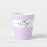 Taza De Café Latte Elegante nombre en Lavanda de Tipografía de Script<br><div class="desc">Silencio personalizado con tipografía de escritura elegante y diseño minimalista. La plantilla está configurada para que agregue su nombre en blanco y negro. Un diseño moderno, sencillo y a la última en laca de lavanda de bonito o, si lo prefiere, puede cambiar el color de fondo. (envíeme un mensaje si...</div>