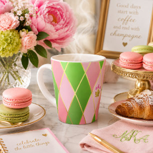 Taza De Café Latte Elegante rosa y verde Argyle monogramado