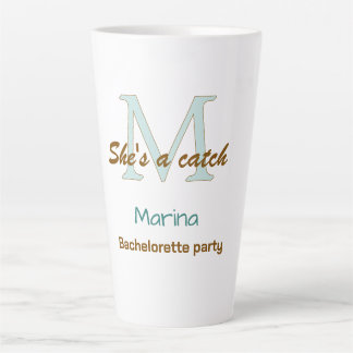 Taza De Café Latte Ella es una fiesta de soltera de monograma azul ge