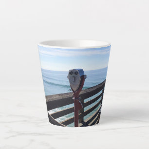 Taza De Café Latte En Newport Pier, Newport Beach, California