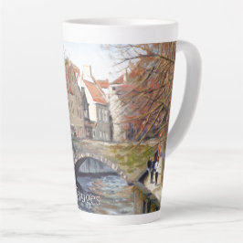Taza De Café Latte Encantador puente viejo sobre el canal en la escen
