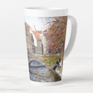 Taza De Café Latte Encantador puente viejo sobre el canal en la escen