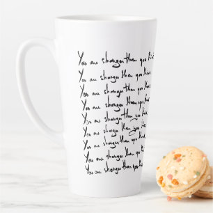 Taza De Café Latte ¡Eres más FUERTE de lo que piensas!