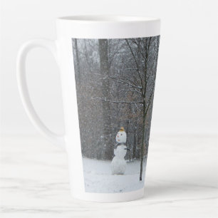 Taza De Café Latte Escena invernal del muñeco de nieve del vecino