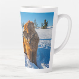 Taza De Café Latte Esperando en la nieve
