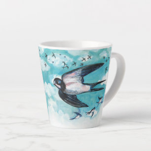 Taza De Café Latte Espinillas volando sobre el cielo azul turbio