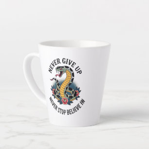 Taza De Café Latte Espíritu intrépido: Audaz arte de la serpiente y l