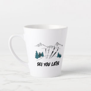 Taza De Café Latte Esquiar Más Tarde En Escena De Invierno De La Esta