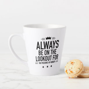 Taza De Café Latte Estar en negro de mira