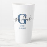 Taza De Café Latte Estilo elegante del guión del abuelo Monograma Azu<br><div class="desc">¡Última taza para un nuevo abuelo o uno establecido desde hace tiempo! que puedes personalizar con la fecha en que se convirtieron en abuelo. Este moderno diseño minimalista se caracteriza por una moderna paleta de colores azul, negro y blanco. Tiene un monograma de abuelo, con la letra inicial G y...</div>