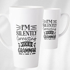 Taza De Café Latte Estoy corrigiendo silenciosamente tu gramática