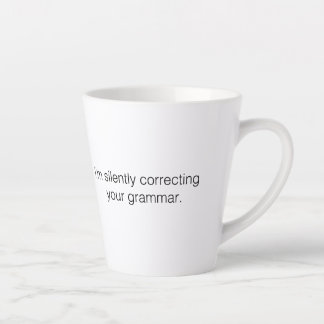 Taza De Café Latte Estoy corrigiendo tu gramática en silencio diverti