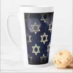 Taza De Café Latte Estrella múltiple Happy Hanukkah de SlipperyJoe de<br><div class="desc">SlipperyJoe's Happy Hanukkah multiples Star of David símbolos artístico Celebración Hebreo judío Chanukah regalos decorativos Judaísmo religión símbolo significativo contextos culturales relevantes varias formas hexagonales tonos morados oscuro fondo abstracto de color oscuro apariencia texturizada</div>