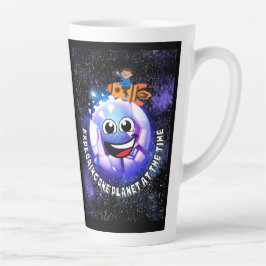 Taza De Café Latte Explorando un planeta a la vez . niño en un cohete