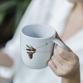 Taza De Café Latte Extraña mariposa en el poema de la concha de Murex