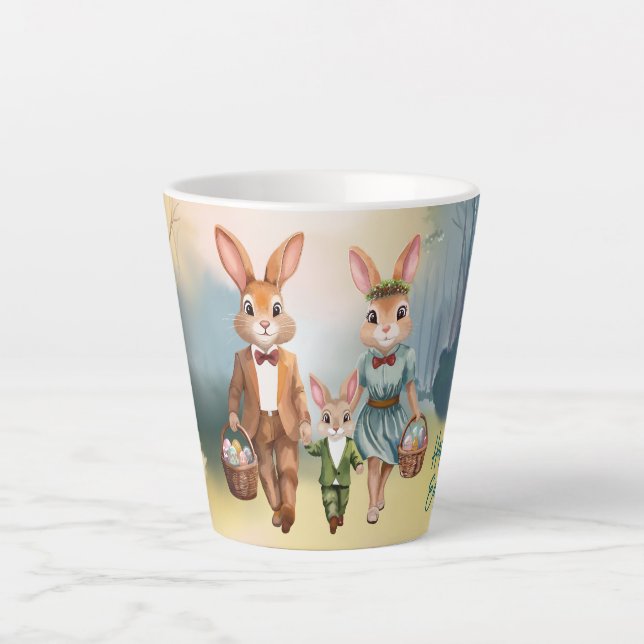 Taza De Café Latte Familia conejo de Pascua persiguiendo huevos - acu (Anverso)