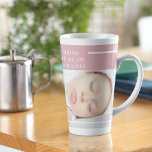 Taza De Café Latte Fancy Cute Baby Photo | Rosa y blanco | Cita<br><div class="desc">Presentamos nuestra "Colección de momentos alegres", donde la felicidad se encuentra con la creatividad! Celebra la alegría y la maravilla de la vida con nuestros impresionantes productos Pink Background Baby Photo Quote. Ya sea que esté de compras o buscando el regalo perfecto, nuestra colección promete alegrar su día y calentar...</div>