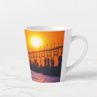Taza De Café Latte Faro de South Haven MI al atardecer Latte mug