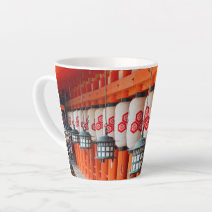 Taza De Café Latte Faros dentro del santuario de Itsukushima