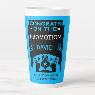 Taza De Café Latte Felicitaciones Azules Por La Promoción De Empleo