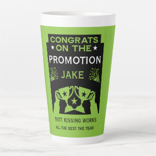 Taza De Café Latte Felicitaciones Verdes Por La Promoción Del Empleo