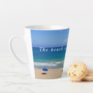 Taza De Café Latte Feliz en la Playa / Taza de Latte de Mar y Arena