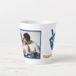 Taza De Café Latte Feliz Hanukkah Dreidel y foto de Latte Mug<br><div class="desc">Tu foto está emparejada con un dreidel y un texto Feliz Hanukkah.</div>