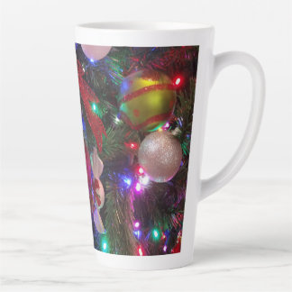 Taza De Café Latte Festividad colorida del árbol de Navidad multicolo