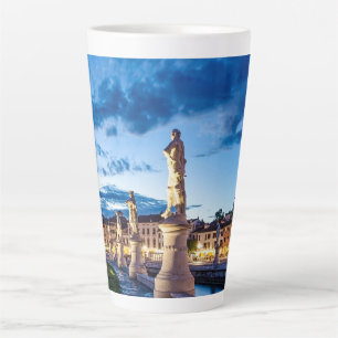 Taza De Café Latte Fila de estatuas iluminadas en Padova