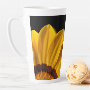 Taza De Café Latte Flor amarilla sobre fondo negro