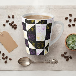 Taza De Café Latte flor en patrón monocromo de chequeo estético