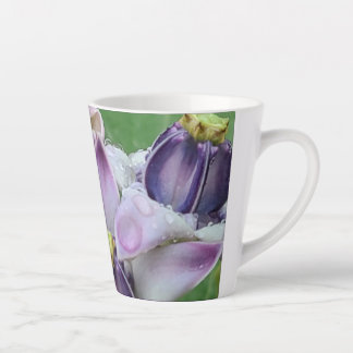 Taza De Café Latte Flor morada de la corona Latte Mug