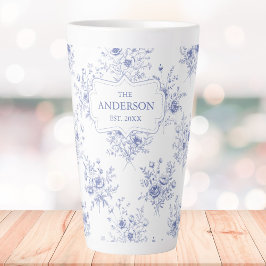 Taza De Café Latte Flores Azules Clásicas con Monograma Patrón Floral