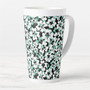 Taza De Café Latte Flores blancas y turquesas sobre negro.