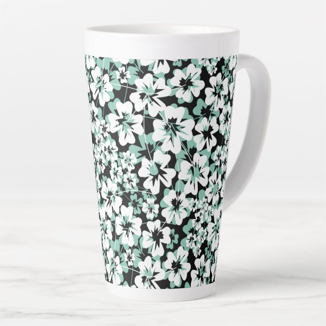 Taza De Café Latte Flores blancas y turquesas sobre negro. (Ángulo derecho)