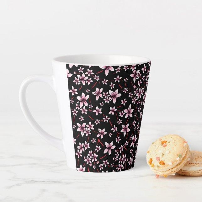 Taza De Café Latte Flores de cerezo rosadas sobre negro (In situ)